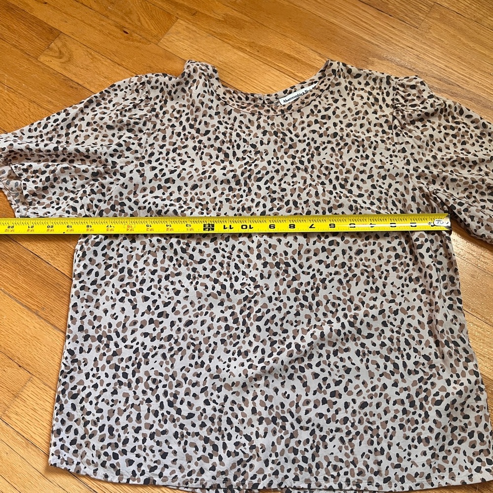 Abercrombie & Fitch Women's Leopard Print Top M button back - Picture 4 of 6